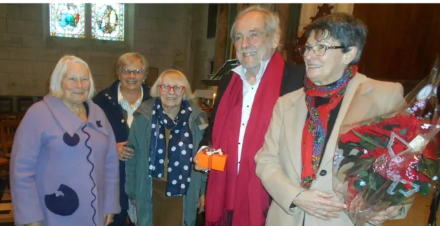 photo  le chanteur et son épouse ont de reçu chacun un petit cadeau de la part des bénévoles.  &copy;  ouest-france. 