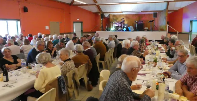 photo  mardi, salle des loisirs, le comité des fêtes a offert un repas animé à 96 aînés de 70 ans et plus, soit 110 convives au total. c’est plus que les 1 000 € de subvention communale. la centenaire léone favery et son époux lucien ont apprécié. jacqueline aveline, la présidente, arrête ses fonctions fin décembre. le comité des fêtes survivra-t-il ? ce repas aura-t-il lieu l’an prochain ? autant de questions sans réponse pour l’instant.  &copy;  ouest-france 