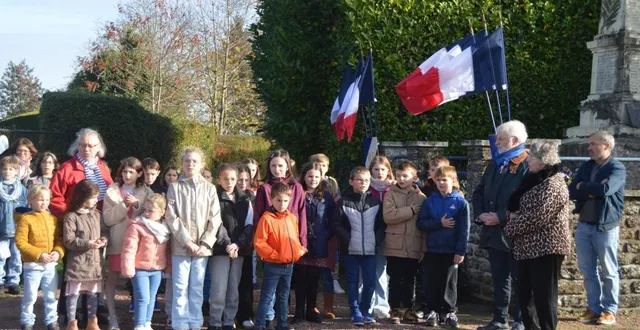photo  les enfants des écoles ont chanté à l’unisson la marseillaise.  &copy;  le maine libre 