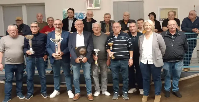 photo  le challenge de boule de fort de la ville a réuni seize équipes composées d’élus, d’employés municipaux, de membres d’associations accompagnés de sociétaires du cercle saint-paul. la finale jouée samedi 15 novembre a vu la victoire, 12-6, de daniel vicente (adjoint au sport) et dominique chasle opposés à georges picaud (loisirs et créations) et philippe gabard.  &copy;  co 