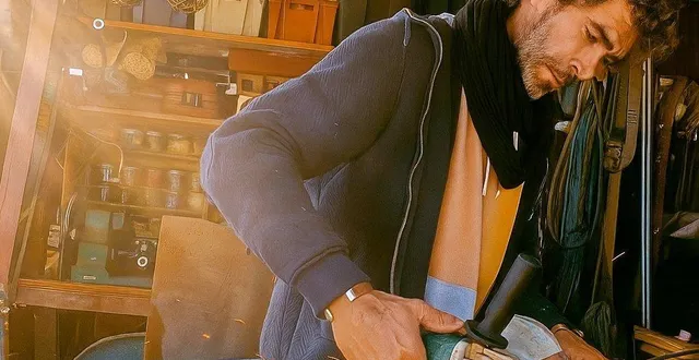 photo  l’artiste recycleur alban descloux, invité d’honneur de l’exposition, dans son élément : son atelier.  &copy;  lucie théçua, ccjc 