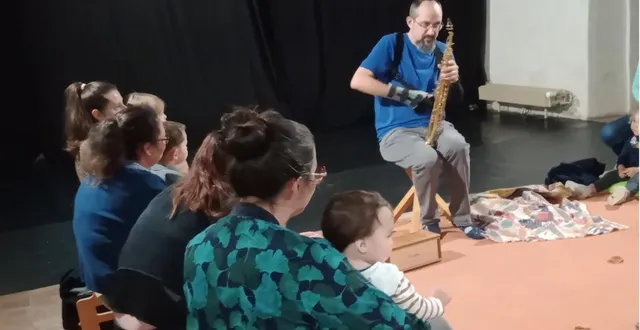 photo  la médiathèque de la ranloue réserve des créneaux aux tout-petits. elle a invité benoît oger de l’association l’air de rien, samedi 4 octobre, pour une balade poétique et musicale à travers les mots et les sons : petits éclats de grands auteurs, haïkus, poèmes, berceuses..mais aussi manipulation de bâtons de pluie. il revient mercredi 19 novembre à 10 h 30 pour les 0-3 ans : sur réservation, il reste des places. il y aura aussi les p’tits racontages de noël avec les bibliothécaires mercredi 17 décembre à 17 h, pour les 0-4 ans (sans réservation).  &copy;  archives co 