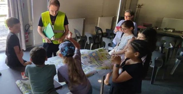 photo  groupe de travail de jeunes sur la sécurisation des abords de l’école des sternes, à saint-mathurin-sur-loire.  &copy;  co. 