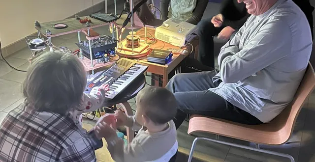 photo  la découverte de la cymatique sous les yeux de paul-henri adoardi et de séverine guérin-mounier (à droite).  &copy;  c 