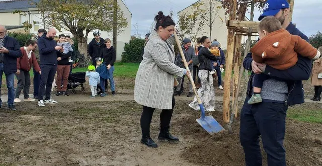 photo  avec plusieurs familles, les parents de maëlo ont symboliquement participé à la plantation d’un chêne.  &copy;  ouest-france 