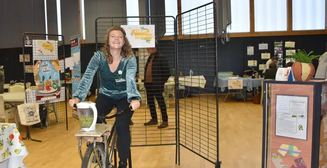 photo  florette chartier, chargée de communication à la « mission zéro déchets » du syndicat 3r d’anjou, s’essaie au vélo mixeur qui sera présenté lors de l’atelier à la maison itinérante, mercredi 19 novembre au lion-d’angers.  &copy;  ouest-france 