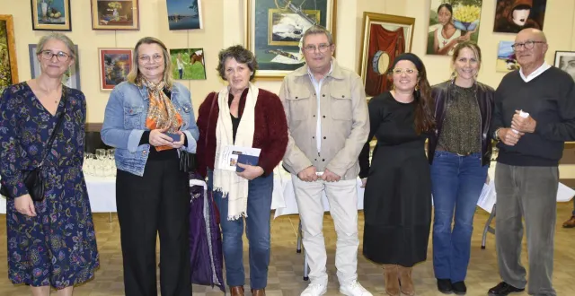 photo  de gauche à droite, martine gallard, laurence blandin, véronique lacomme, rené-françois naud, swanne, maguy latouche et jean-pierre leroy.  &copy;  ouest-france 