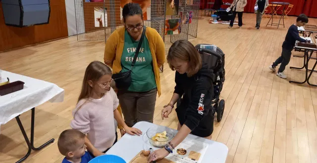 photo  l’opération « goûter en famille » a attiré de jeunes visiteurs qui ont confectionné des granolas croustillants.  &copy;  le maine libre 