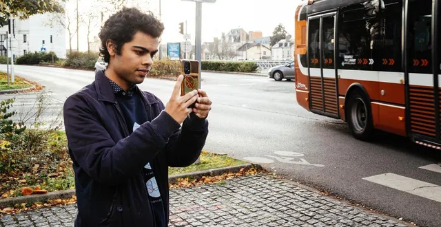 photo  matthieu kempenich, alias @wingomnibus_ publie des vidéos des bus du mans (sarthe) sur les réseaux sociaux.  &copy;  ouest-france 