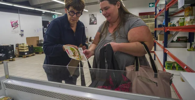 photo  coulaines, vendredi 14 novembre 2025. sonia (à droite) a poussé la porte des restos il y a un an environ. avec cinq enfants à charge, elle n’avait plus guère le choix.  &copy;  le maine libre - denis lambert 