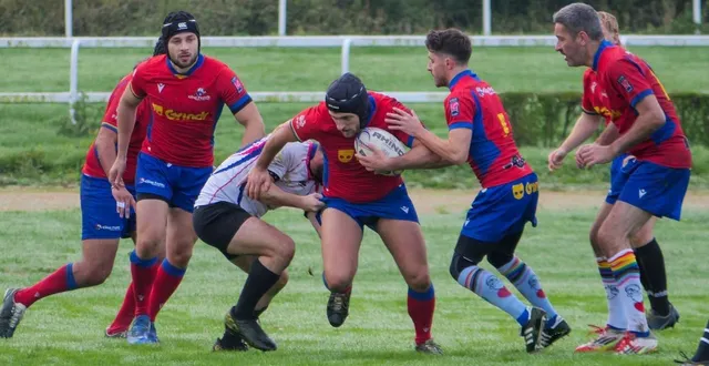 photo  pendant deux jours, les membres du club de rugby les coqs festifs se sont entraînés et ont joué sur les terrains de l’hippodrome à sablé-sur-sarthe.  &copy;  ouest-france 
