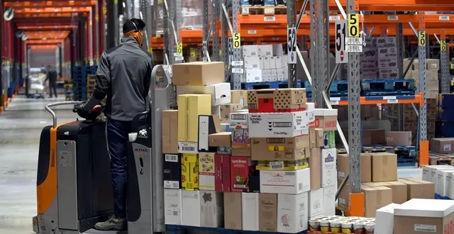 photo  l’agence d’intérim staffmatch propose 80 postes à pourvoir dans la grande distribution, lors d’un job dating, mardi 18 novembre 2025, au mans.  &copy;  ouest-france 