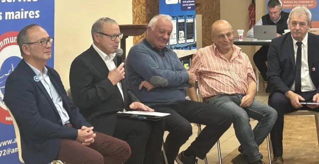photo  de gauche à droite : dominique peter, maire de chahaignes, michel patry, maire de tennie, alain cruchet, maire du luart, christian jarriès, premier adjoint à la chapelle-d’aligné, dominique amiard, maire de cures, vice-président de l’association des maires ruraux de la sarthe.  &copy;  le maine libre 