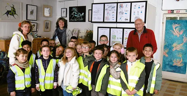 photo  laurence roux (à gauche), véronique lesage (au fond) et antoine bodénès (à droite) entourés des élèves de saint-thomas-d’aquin, ravis de leur rencontre artistique.   &copy;  le maine libre 