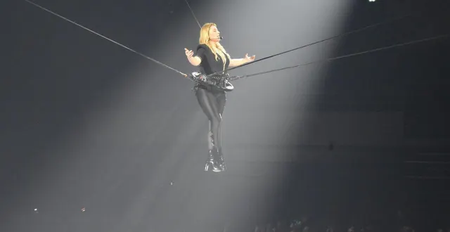 photo  santa a fait une entrée magistrale et aérienne.  &copy;  ouest-france 