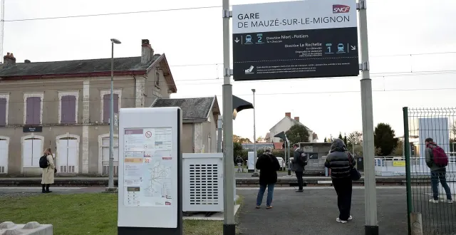 photo  frédérique et lola sont loin d’être les seules à s’arrêter dans cette commune du sud des deux-sèvres pour atteindre leur objectif professionnel et scolaire. ils sont, depuis 2024, 133 699 à y prendre leur ter (transport express régional), chaque année. et le chiffre ne semble cesser de s’accroître.  &copy;  co - benoit felace 