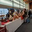 photo au gymnase aline-lecamus, qui accueillait une partie du marché de l’avent, au détour d’une allée, anita dufossé exposait un large choix de lampes créées à partir d’objets de récupération comme des anciens outils détournés et assemblés pour devenir de véritables œuvres originales et lumineuses.