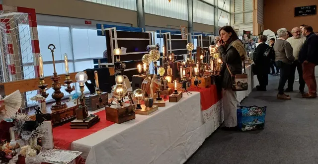 photo  au gymnase aline-lecamus, qui accueillait une partie du marché de l’avent, au détour d’une allée, anita dufossé exposait un large choix de lampes créées à partir d’objets de récupération comme des anciens outils détournés et assemblés pour devenir de véritables œuvres originales et lumineuses.  &copy;  ouest-france 