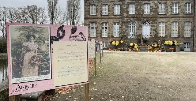 photo  quatorze cartes postales sont exposées devant le musée du château de flers, dans l’orne.  &copy;  ouest-france 