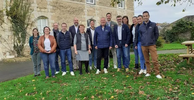 photo  béatrice stephan, au centre, entourée d’une partie de ses colistiers.  &copy;  co 