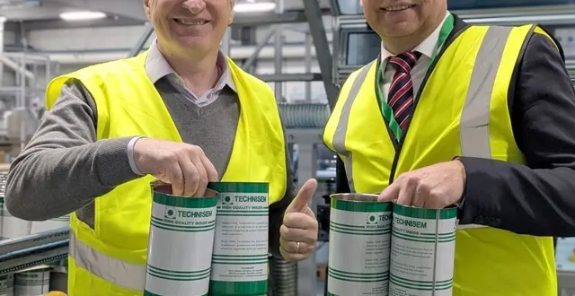 photo  ronan gorin, accompagné du maire de longué-jumelles.  &copy;  co 