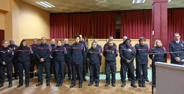 photo  quatre médailles, un insigne et quatre passages de grade ont été remis durant la cérémonie.  &copy;  ouest-france 