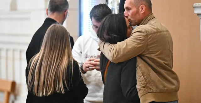 photo  la famille mandote, parents des victimes, dans la salle des pas perdus du tribunal correctionnel d’angers (maine-et-loire).  &copy;  franck dubray / ouest france 