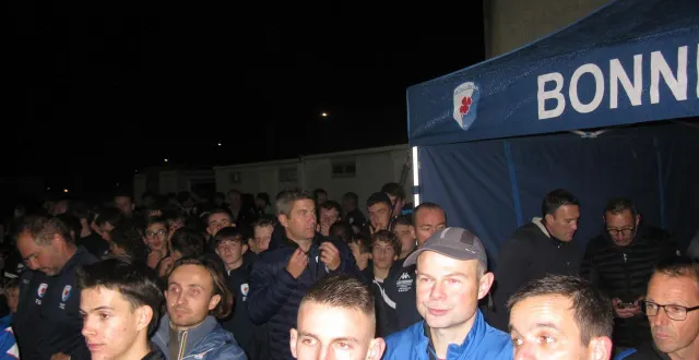 photo  le nouveau stade de bonnétable a été inauguré par quelque 600 sportifs, responsables des sections de la patriote et les élus.  &copy;  ouest-france 