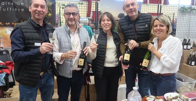 photo  mazé, dimanche 16 novembre 2025. les viticulteurs fabrice et clarisse benesteau, accompagnés du maire christophe pot, de jérôme grippon et sandrine bélangé, de l’association toque et cépages, ont fait déguster la première cuvée de mam’zelle la bulle.  &copy;  co – agathe le nueff 