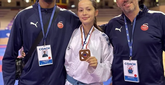 photo  louane moscou entourée de ses coachs du samouraï 2000, dimitri deniau et kertiss kanga.   &copy;  samouraï 2000 