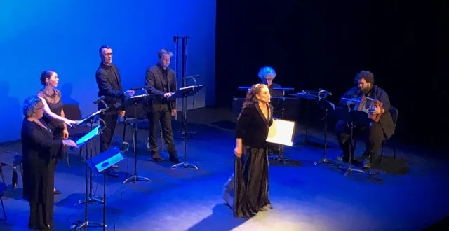 photo  grand théâtre, 14 novembre. marthe vassallo entourée du chœur de chambre mélisme(s).  &copy;  co 