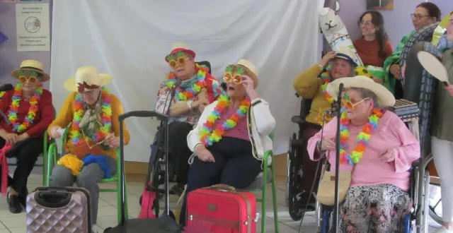 photo  les résidentes de l’ehpad des hauts-de-maine, à écouflant (maine-et-loire), ont joué avec humour leur pièce de théâtre devant une salle bien pleine.  &copy;  ouest-france 