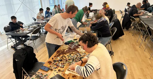photo  ambiance conviviale et milliers de briques… la construction du village de noël en lego® a réjoui les amateurs.  &copy;  ouest-france 
