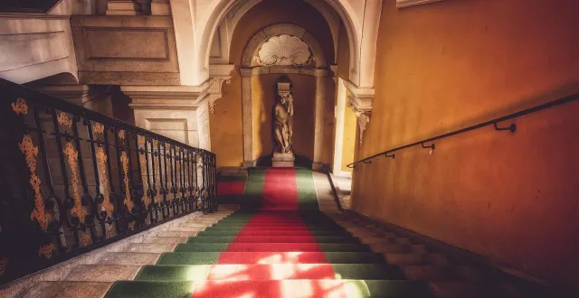 photo  l’élu a trébuché dans les escaliers et a traversé un vitrail datant de 1930, considéré comme un chef-d’œuvre de l’art monumental italien.  &copy;  photo d’illustration : pixabay 