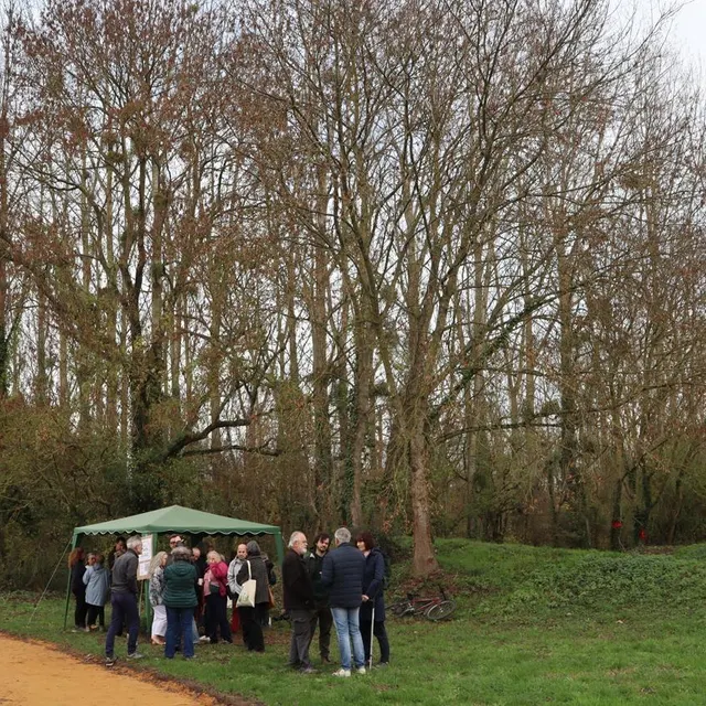 photo l’association aime a initié un temps d’échange aux abords de la peupleraie, samedi 15 novembre 2025, pour discuter avec les passants sur l’avenir de cet espace boisé.  ©  ouest-france