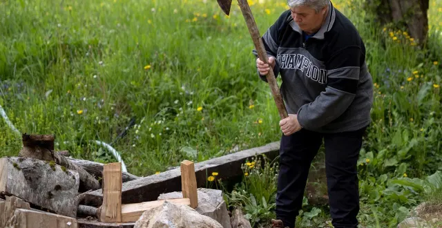 photo  gjystina grisha, une « burrnesha », coupe du bois dans le village montagneux de lepushe, à 200 km de tirana, le 25 mai 2023. grisha fait partie des dernières « vierges jurées » d’albanie.  &copy;  photo : orsola mema/afp 