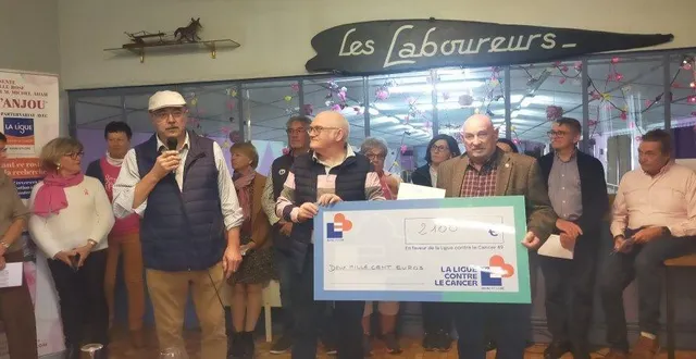 photo  vendredi, remise du chèque de 2 100 € à andré oger, président du comité départemental de la ligue contre le cancer, par le trésorier patrice goguet. au micro, le président jean-claude piers.  &copy;  ouest-france 
