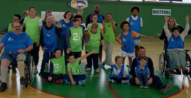 photo  en situation de handicap ou non, 25 personnes ont participé avec un égal plaisir à la séance de « baskin », une version adaptée du basket, samedi au complexe des ardoises. la matinée de sport adapté, animée par l’association esc’al 49, clôturait les animations, unanimement appréciées pour leur qualité, proposées dans le cadre de la semaine nationale du handicap par le collectif du village pierre rabhi.  &copy;  ouest-france 