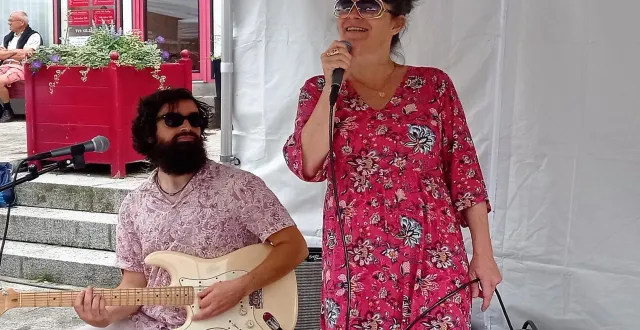 photo  renée garlène, ici accompagnée de max pineau, lors d’un de ses nombreux concerts, va proposer un spectacle et animer deux ateliers de création musicale lors de sa résidence à la micro-folie.  &copy;  archives ouest-france 