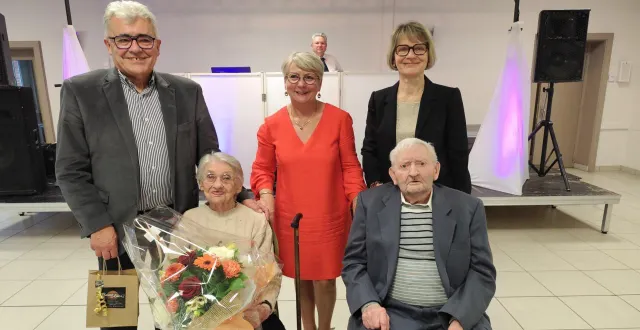 photo  les doyens du repas, suzanne moiteaux et andré crestaux, entourés de nathalie lenôtre, de philippe van-hoorne, maire et de véronique louwagie, députée.  &copy;  ouest-france 