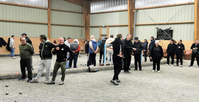 photo  les participants, étaient un peu moins nombreux cette année au boulodrome couvert samedi soir  &copy;  le maine libre. 