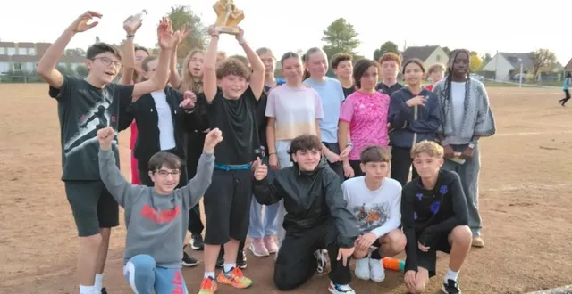 photo  le trophée a été remis à la classe de 4e a, gagnante du cross du collège.  &copy;  le maine libre 