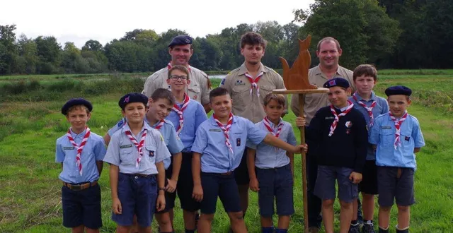 photo  les louveteaux, foulards rouge et blanc, prêts à servir leurs concitoyens.  &copy;  co 