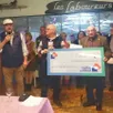 photo  remise du chèque de 2 100 € à la ligue contre le cancer. 