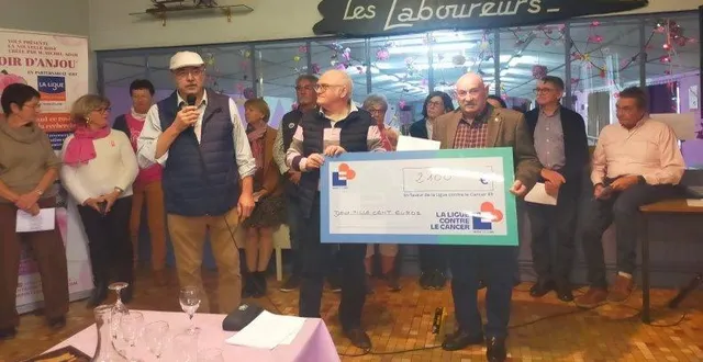 photo  remise du chèque de 2 100 € à la ligue contre le cancer.  &copy;  co 