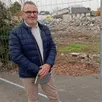 photo  philippe maillard devant le chantier de démolition de pavillons en entrée de ville. 