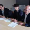 photo  de gauche à droite : les signataires du 200e contrat de permis de conduire citoyen, françois-xavier feidt, adrien feidt et william viéron. 