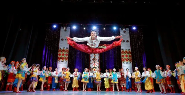 photo  les jeunes danseurs des joyeux petits souliers de lviv en représentation dans leurs somptueux costumes traditionnels.  &copy;  yves chevalier / association anjou – lviv ukraine 