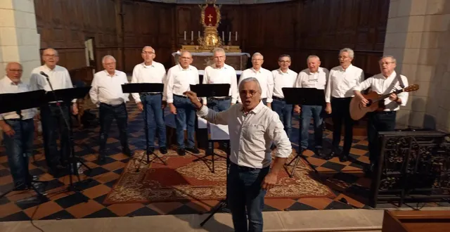 photo  rené thiéry, 5e en partant de la gauche, avec la chorale d’hommes voix du large, ce samedi à l’église des ponts-de-cé. au premier plan le chef de chœur, pascal rosala-humeau.  &copy;  co 