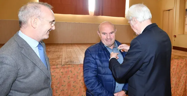 photo  jean dumur recevant sa médaille.  &copy;  le maine libre 